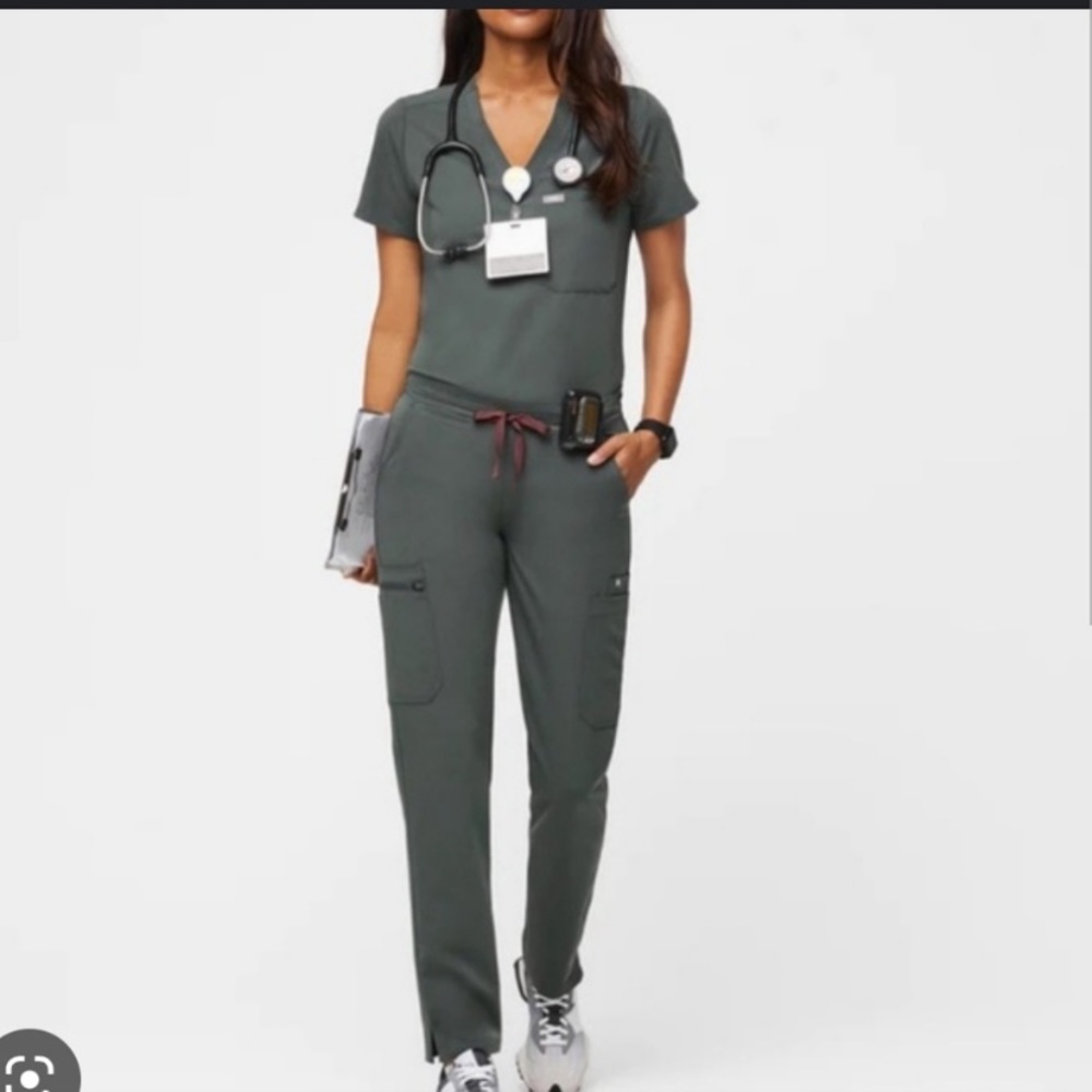 Figs technical support multi pocket scrub pant